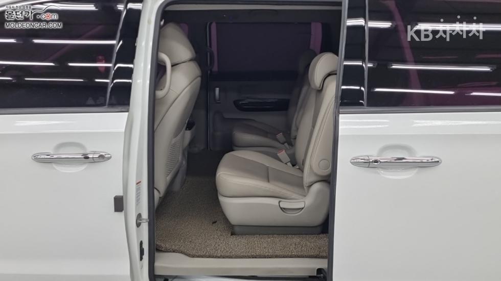 Kia Carnival — miniaturë 10