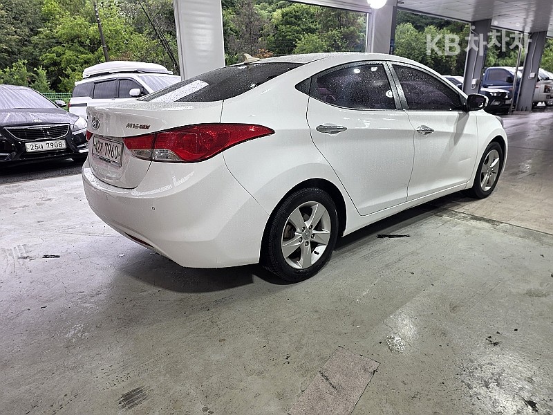 Hyundai Avante — miniaturë 4