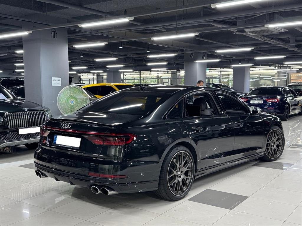Audi S8 — miniaturë 3