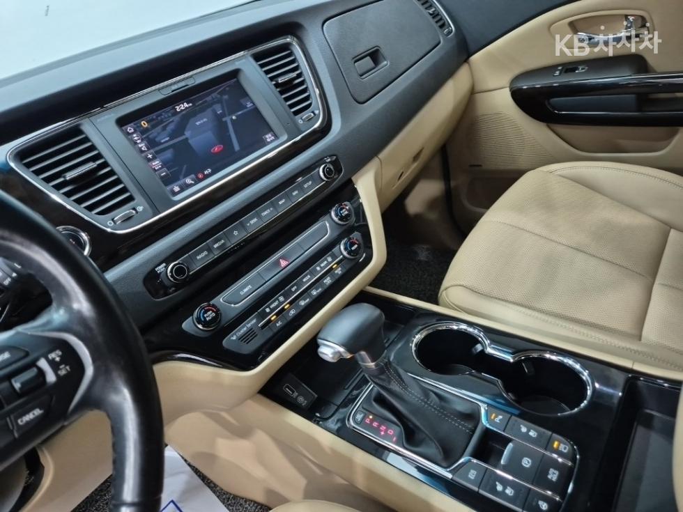 Kia Carnival — miniaturë 10