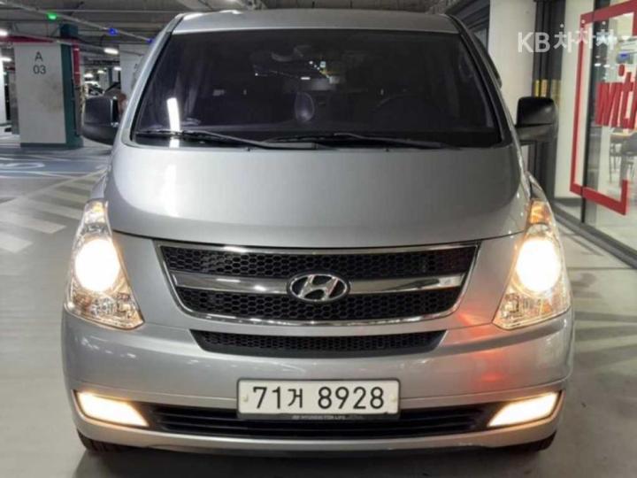 Hyundai Starex 12-Seater Wagon CVX Luxury — foto 1