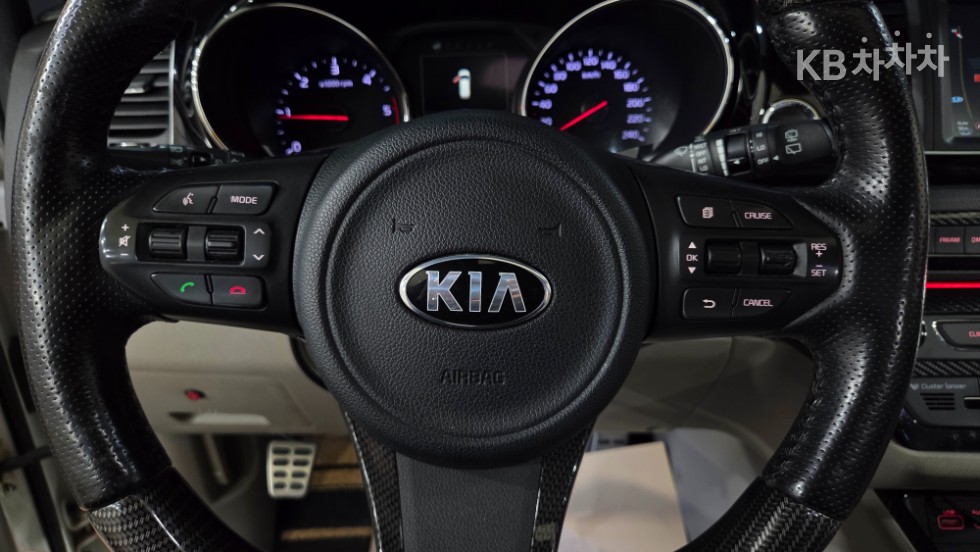 Kia Carnival — miniaturë 17
