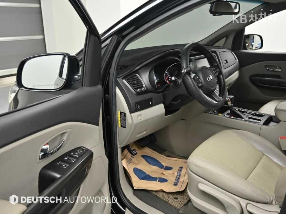 Kia Carnival — miniaturë 11