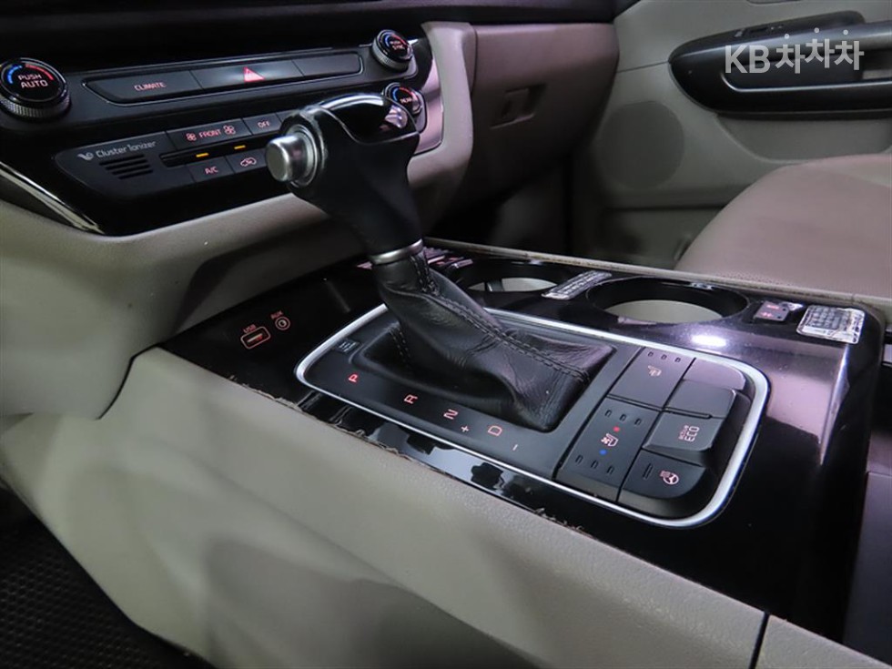 Kia Carnival — miniaturë 9