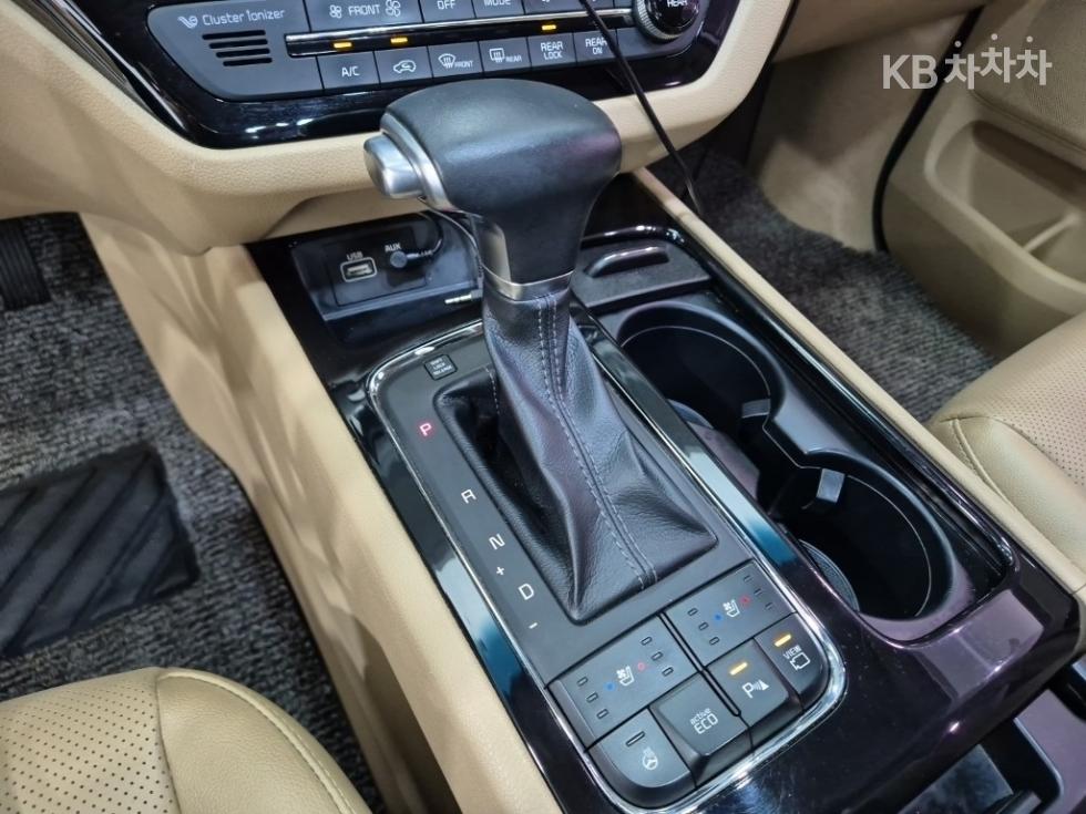 Kia Carnival — miniaturë 8