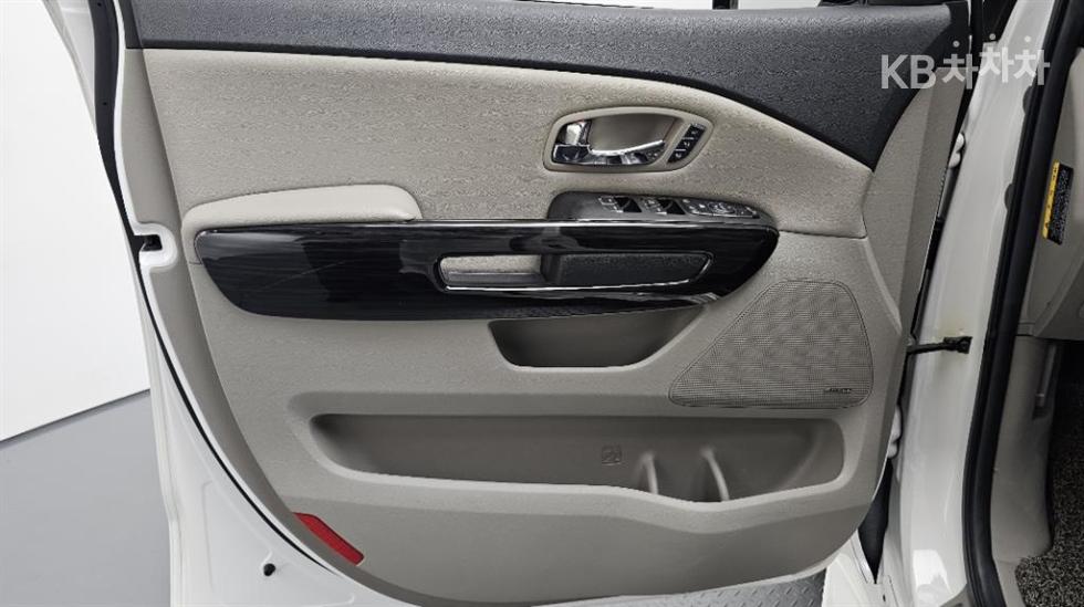 Kia Carnival — miniaturë 8