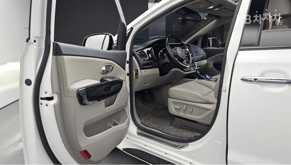 Kia Carnival — miniaturë 9