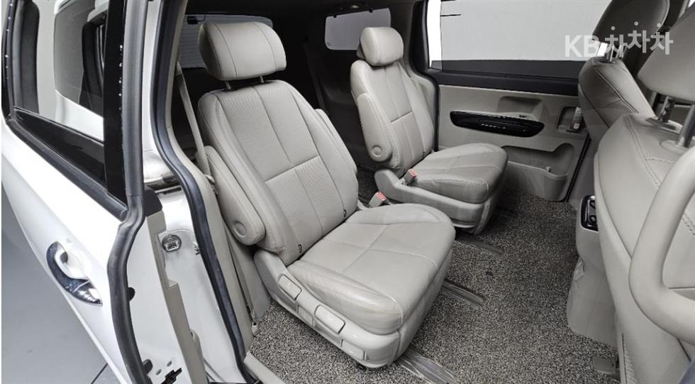 Kia Carnival — miniaturë 10