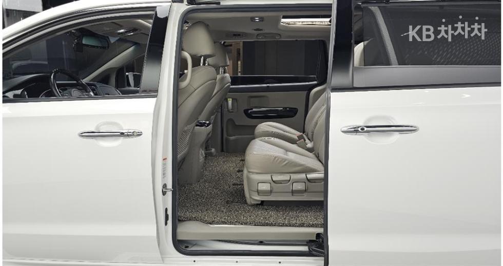 Kia Carnival — miniaturë 11