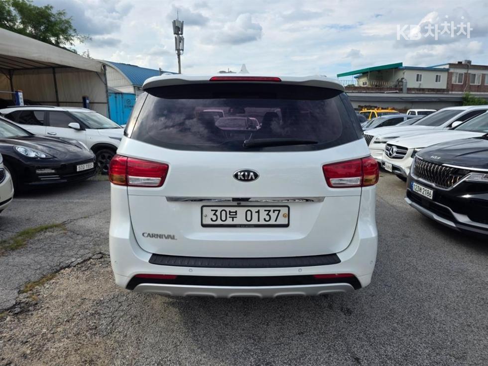 Kia Carnival — miniaturë 4