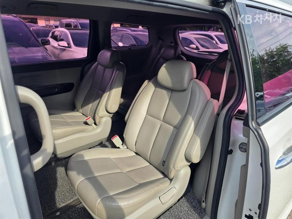 Kia Carnival — miniaturë 17