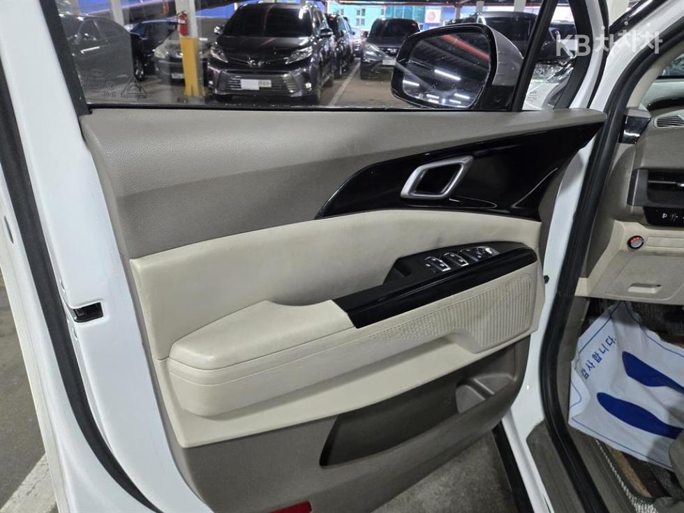 Kia Carnival — miniaturë 5