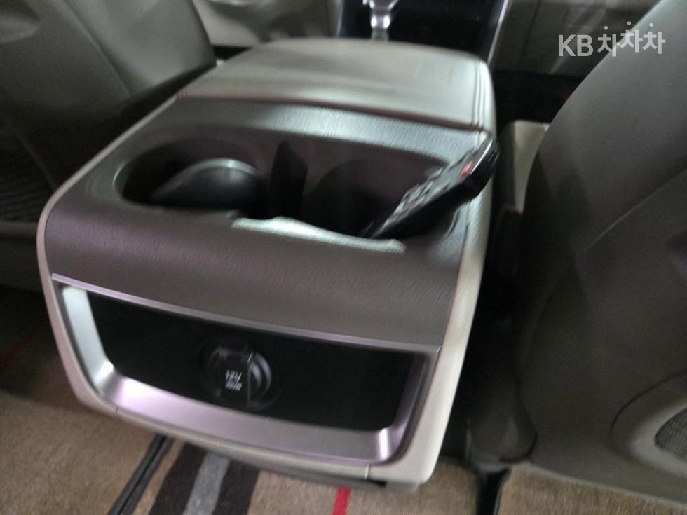 Kia Carnival — miniaturë 16