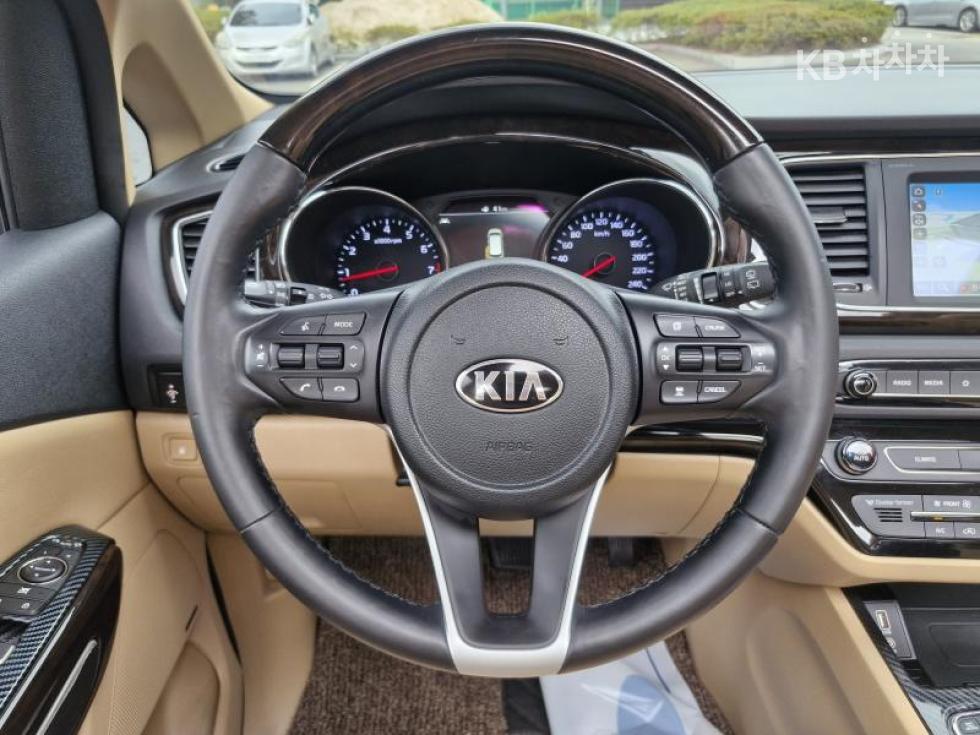 Kia Carnival — miniaturë 4