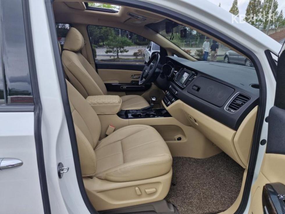 Kia Carnival — miniaturë 9