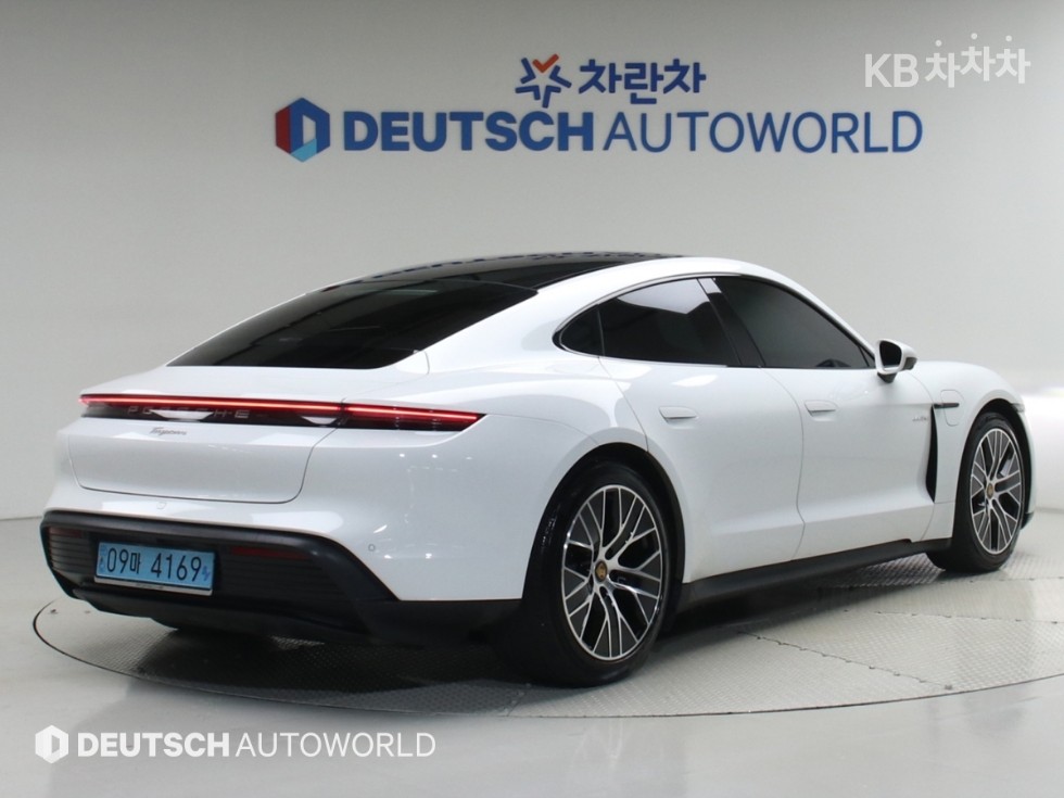 Porsche Taycan — miniaturë 2