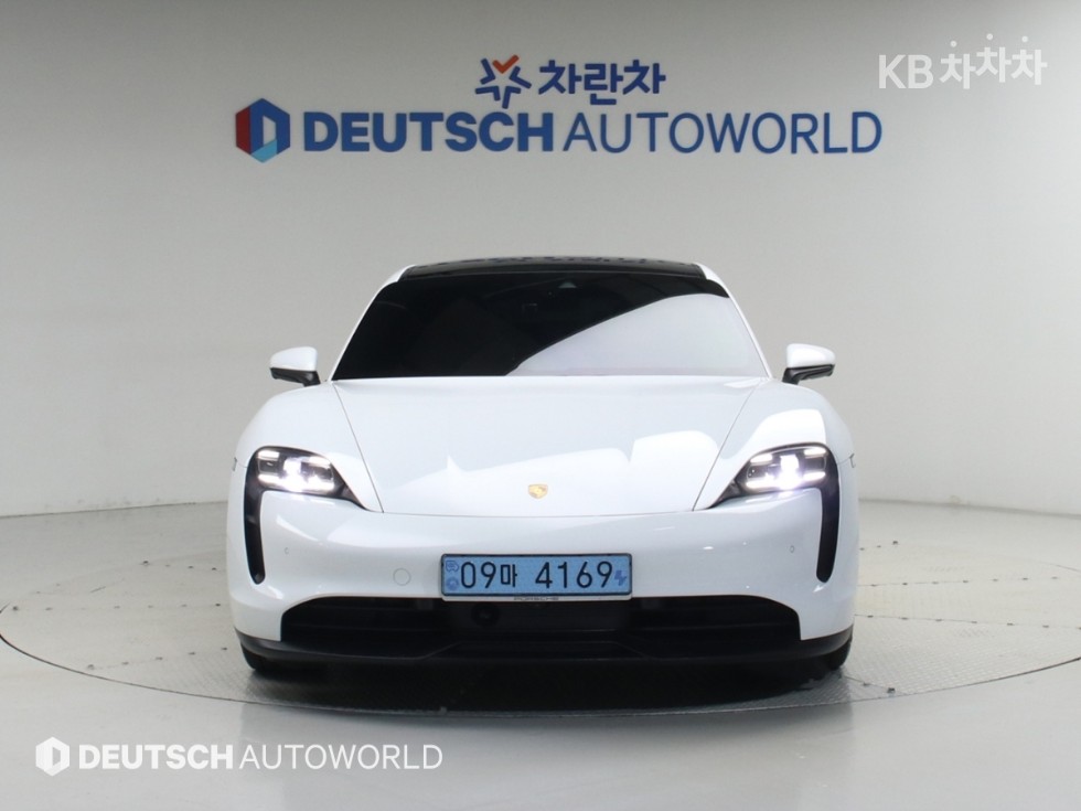 Porsche Taycan — miniaturë 3