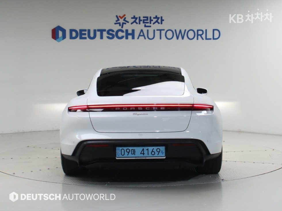 Porsche Taycan — miniaturë 4