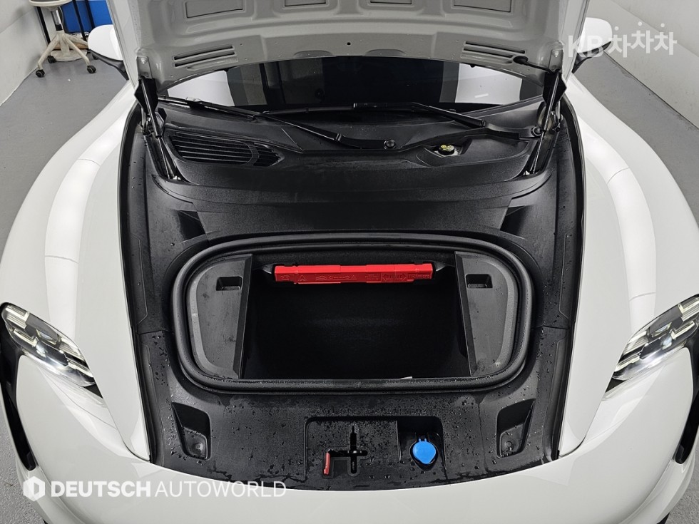 Porsche Taycan — miniaturë 6
