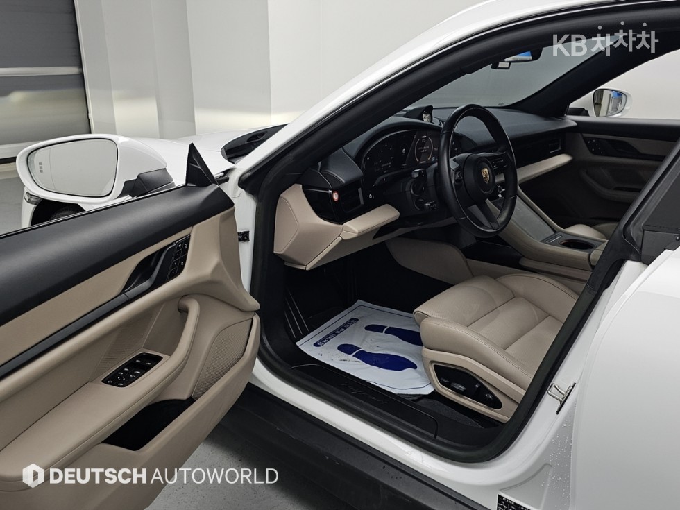 Porsche Taycan — miniaturë 11