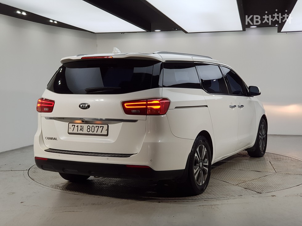 Kia Carnival — miniaturë 4