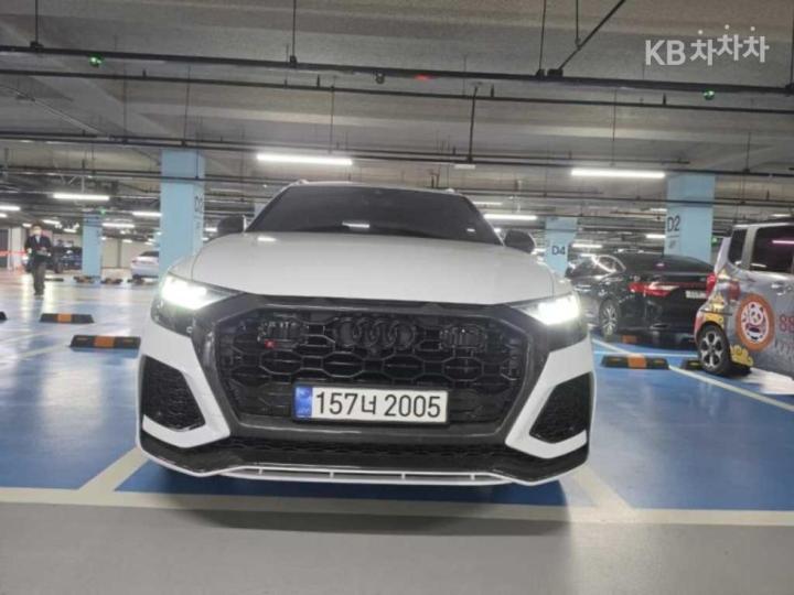 Audi RS Q8 4.0 기본형 — foto 1