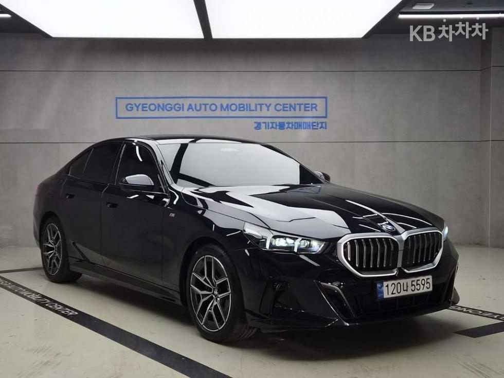 BMW 5 Series M Sport — фото 1