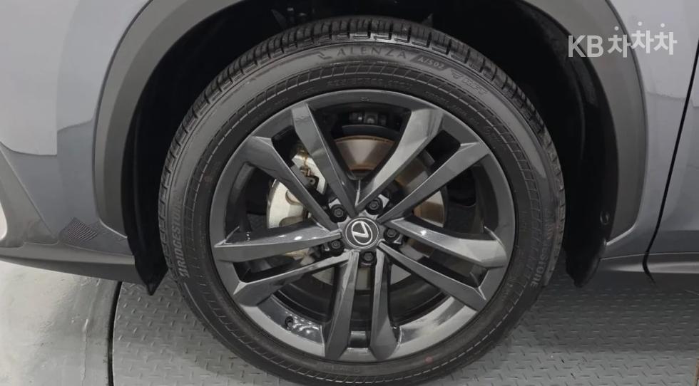 Lexus NX Premium — фото 4