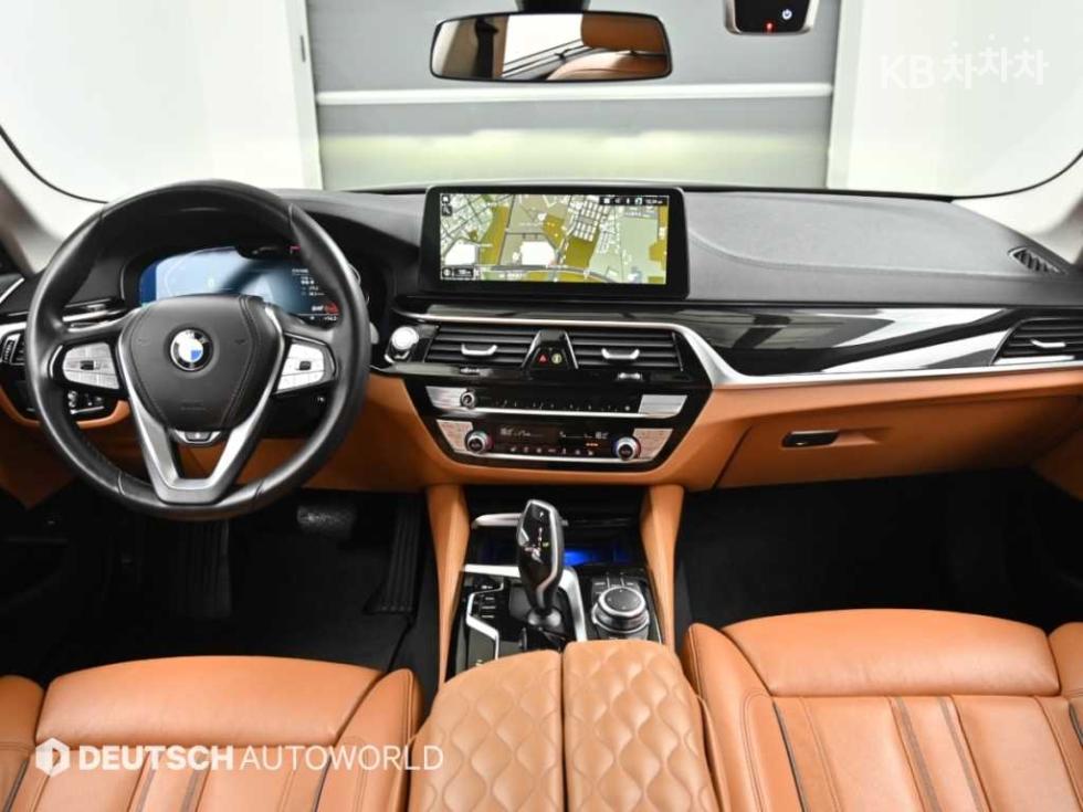BMW 5 Series M Sport — фото 1