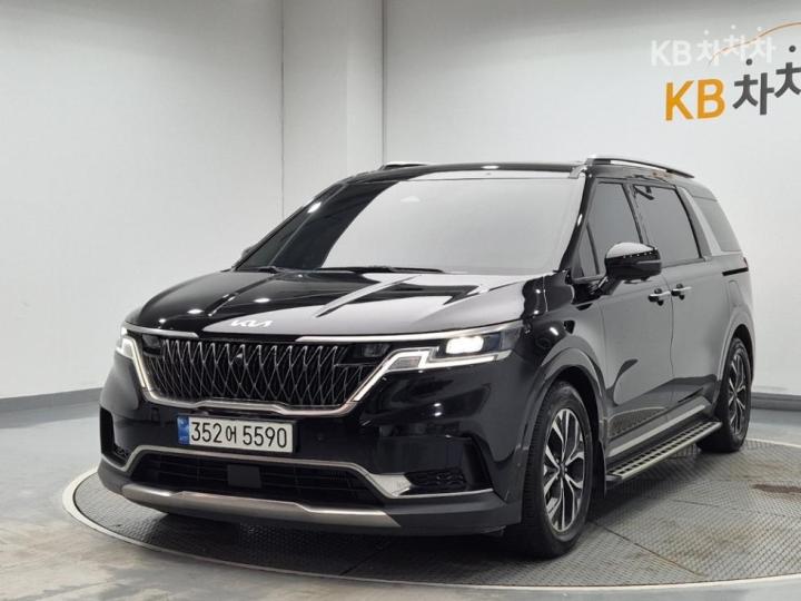 Kia Carnival 9-Seater Diesel — foto 1