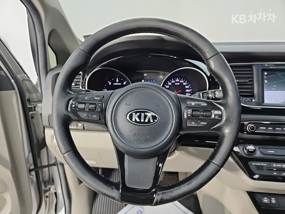 Kia Carnival — miniaturë 9