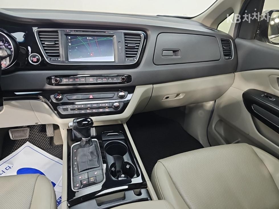 Kia Carnival — miniaturë 10