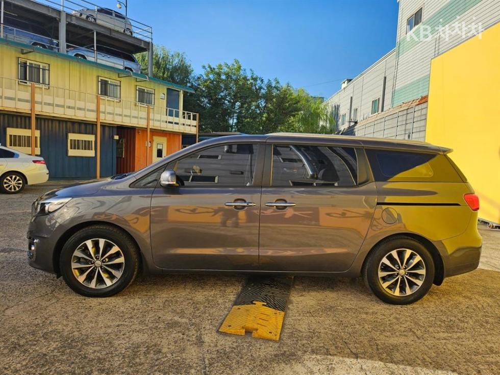 Kia Carnival — miniaturë 4