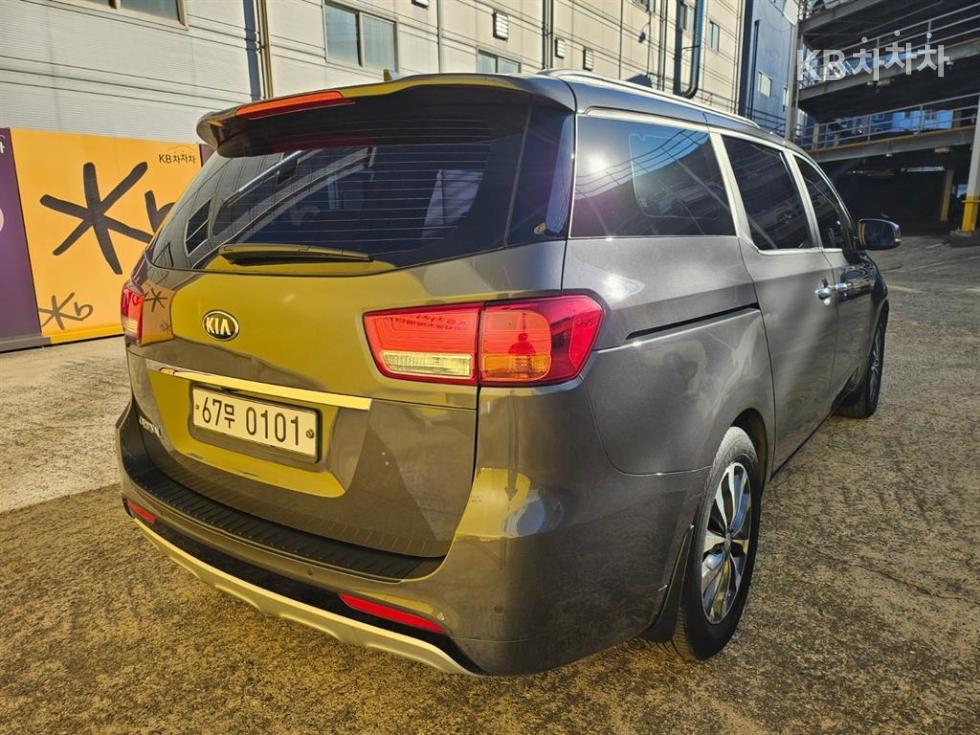 Kia Carnival — miniaturë 7