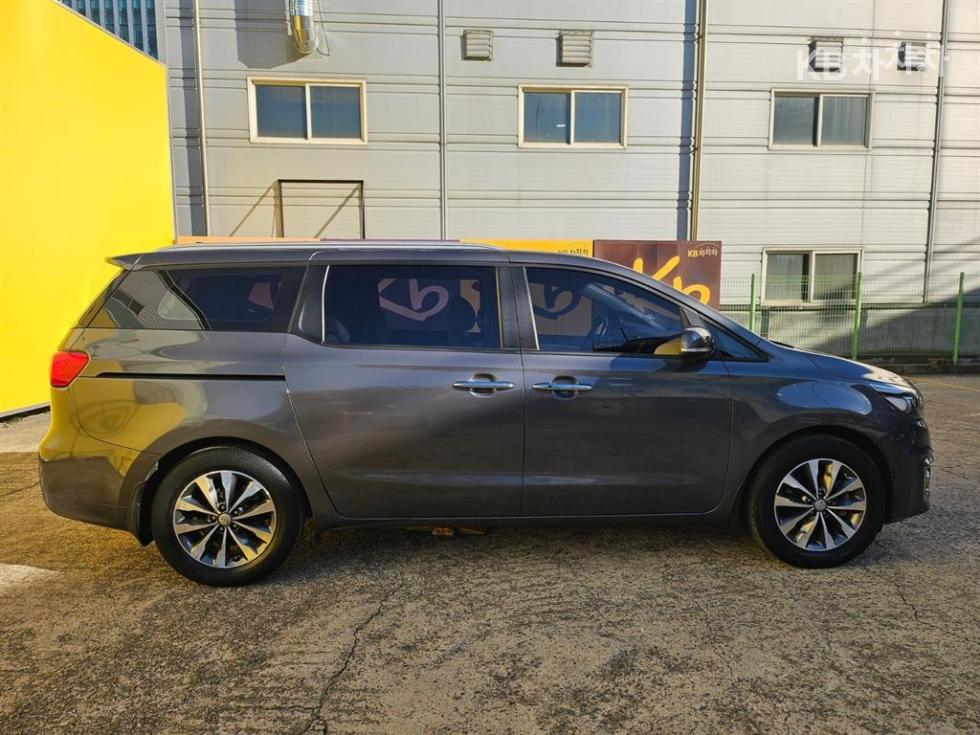 Kia Carnival — miniaturë 8