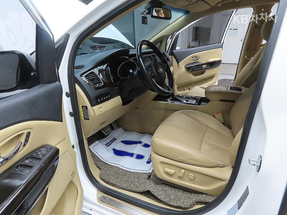 Kia Carnival — miniaturë 11