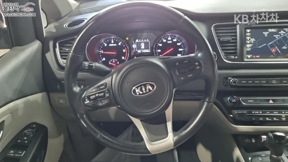Kia Carnival — miniaturë 11