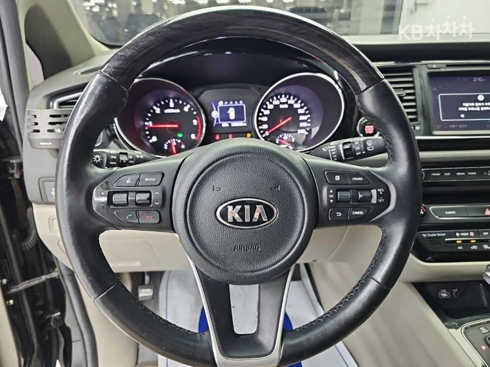 Kia Carnival — miniaturë 9