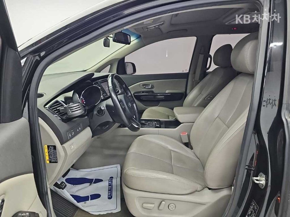 Kia Carnival — miniaturë 11