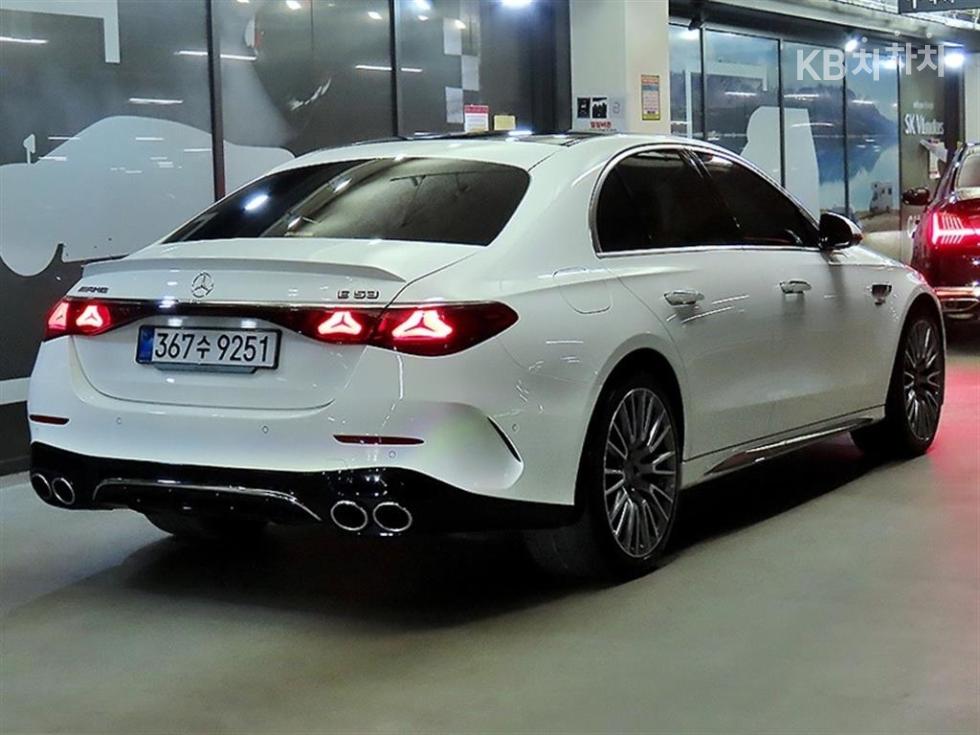 Mercedes-Benz E-Class BASE MODEL — фото 4