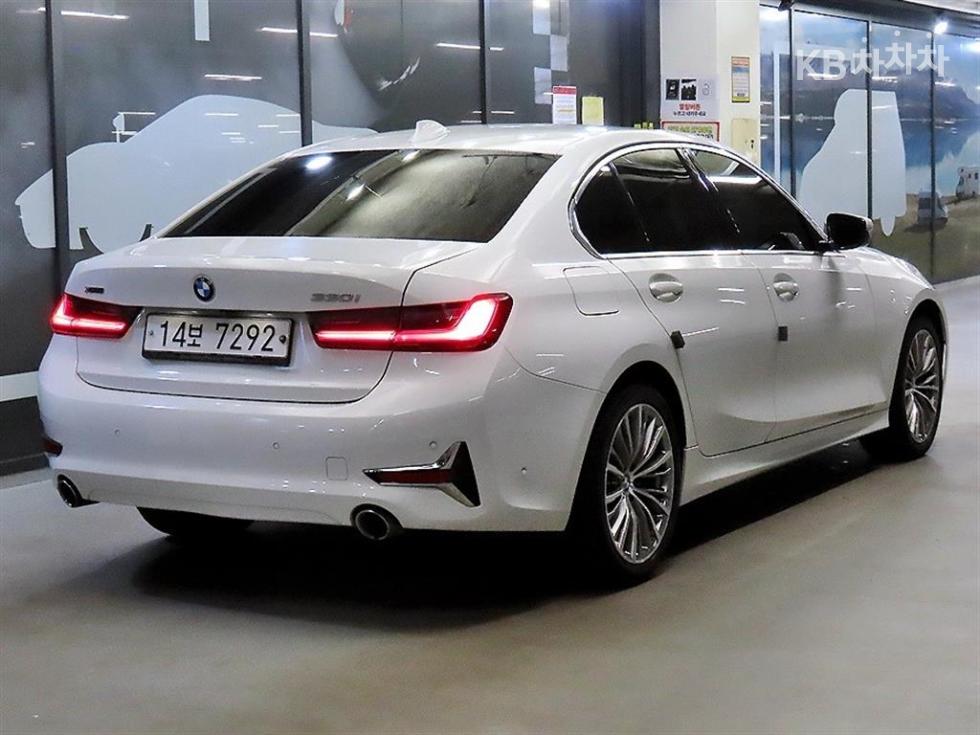 BMW 3 Series Luxury Line — фото 4
