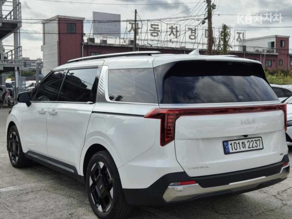 Kia Carnival SIGNATURE — фото 3