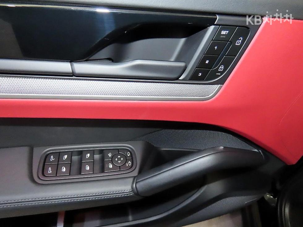 Porsche Cayenne — miniaturë 12