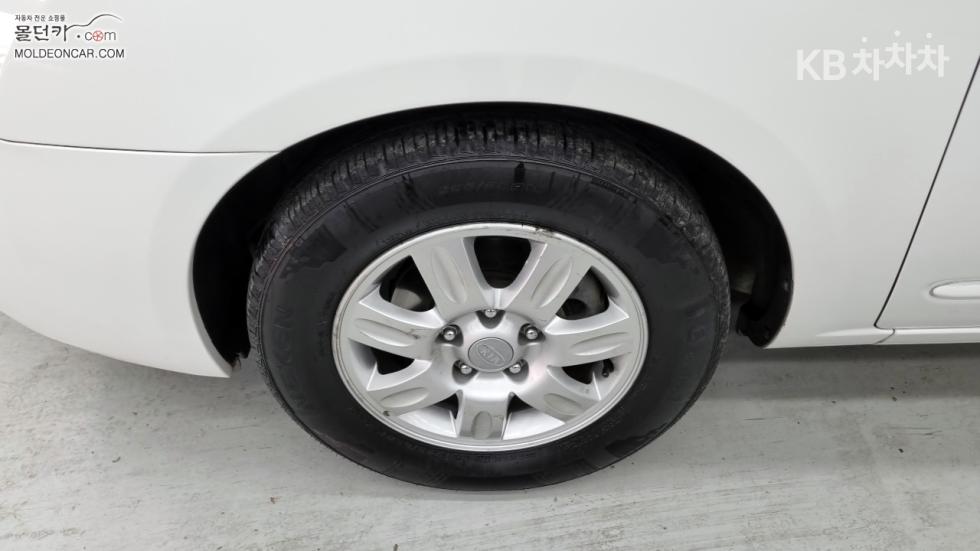 Kia Carens — miniaturë 8