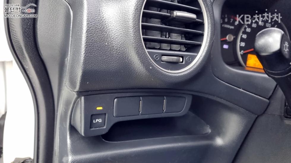 Kia Carens — miniaturë 15