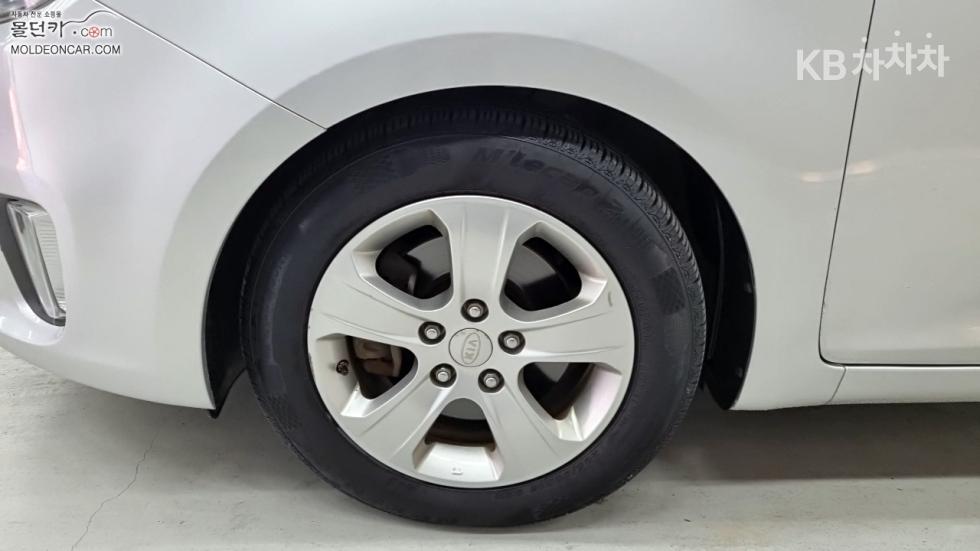 Kia Carens — miniaturë 8