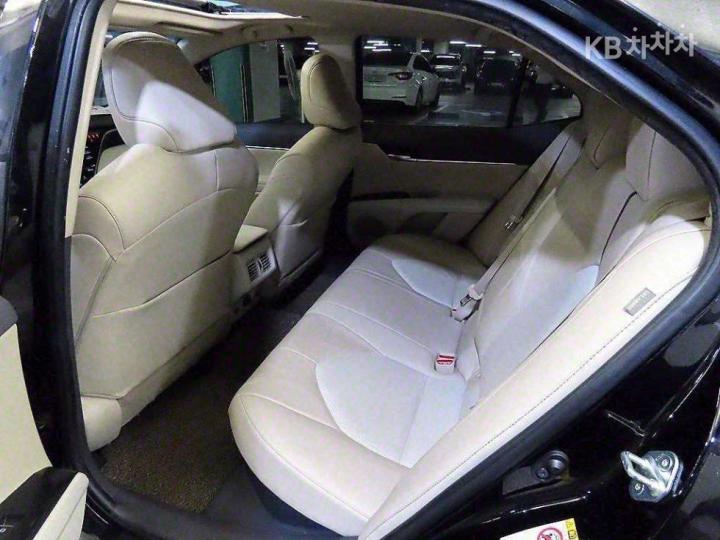 Toyota Camry XV70 2.5 Hybrid XLE 8