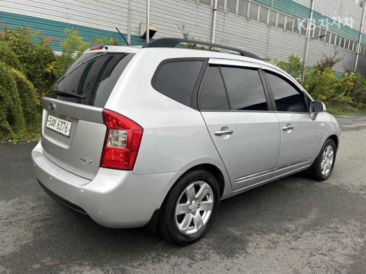 Kia Carens New 2.0 LPI GLX Top Model 5