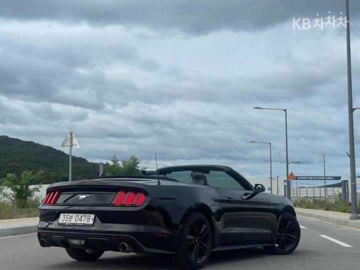 Ford Mustang Convertible Premium 3