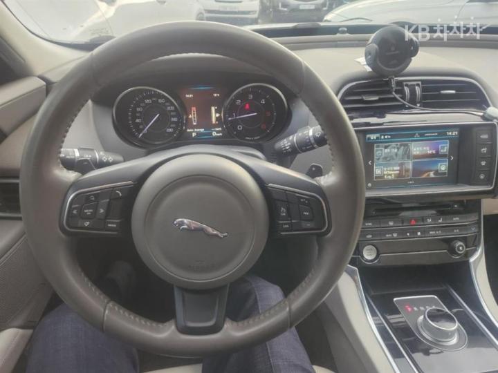 Jaguar XE 2.0 Diesel PRESTIGE 7